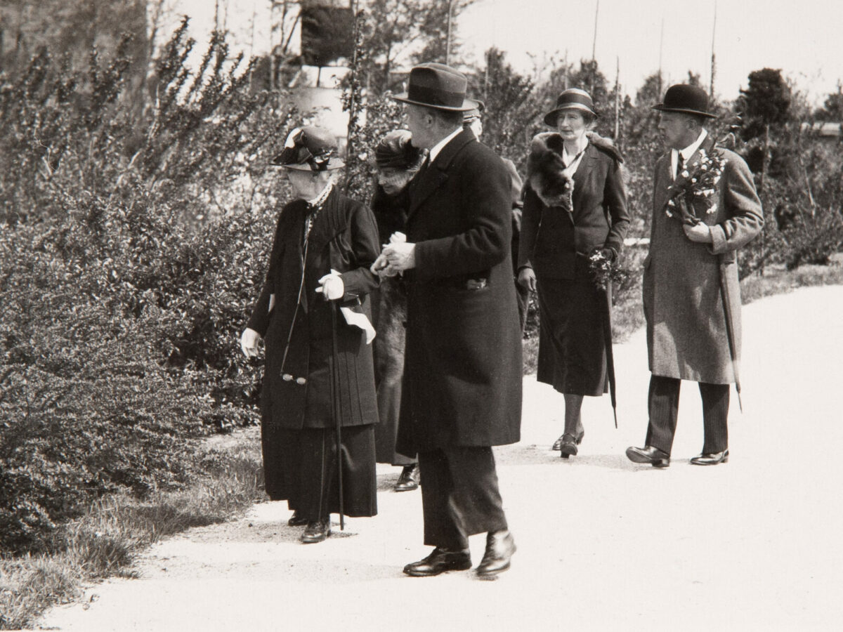 Foto van wandelend gezelschap, met koningin Emma, Duivenvoorde