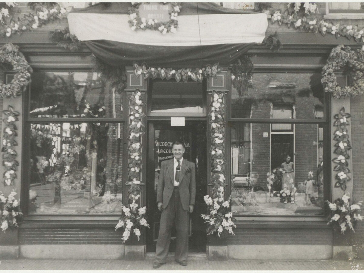 Haarlem, Bloemenmagazijn 'Orchidé' van J.P. Corsten-Haver aan de Doelstraat 6. Foto door Gé Posch, Collectie Noord-Hollands Archief
