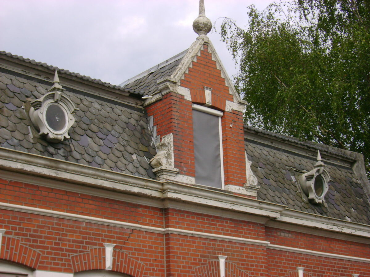 Oeil de Boeuf op een pand in Gilze, Noord-Brabant, omstreeks 1900.