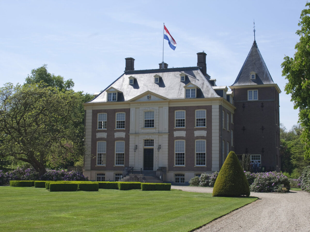 Verwolde-huis-vooraanzicht-schuin met vlag-JBu-09 (5)